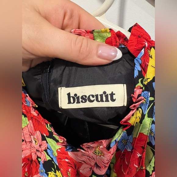 NWOT- BISCUIT FLORAL DRESS - Size M - Picture 4 of 8